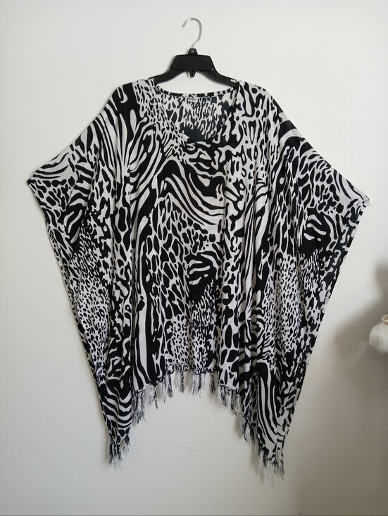 Island Planet Tops - Island Planet Tassle Hem Black White Boho Top